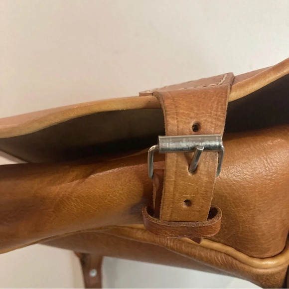 SADDLE Shaped Hand Crafted Leather Adjustable Strap Buckle Closure Purse Bag - Picture 12 of 14